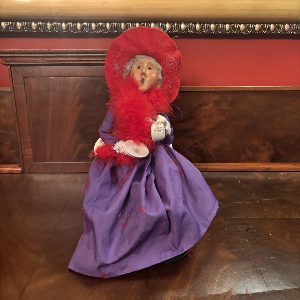 Byers Choice Carolers Doll 2004 Victorian Lady Red Hat Tea‎ Cup Chair Figurine